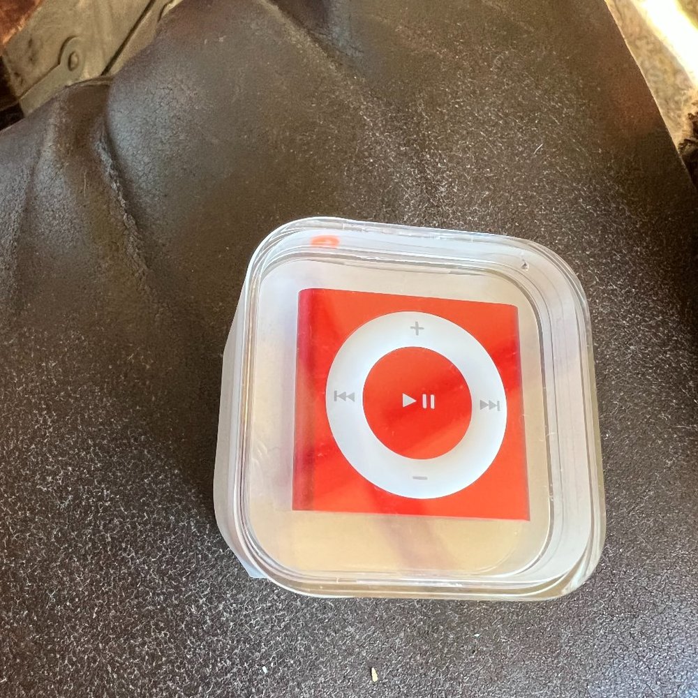 Going out of town for summer - Make offer/Bundle - Apple iPod Shuffle 2GB